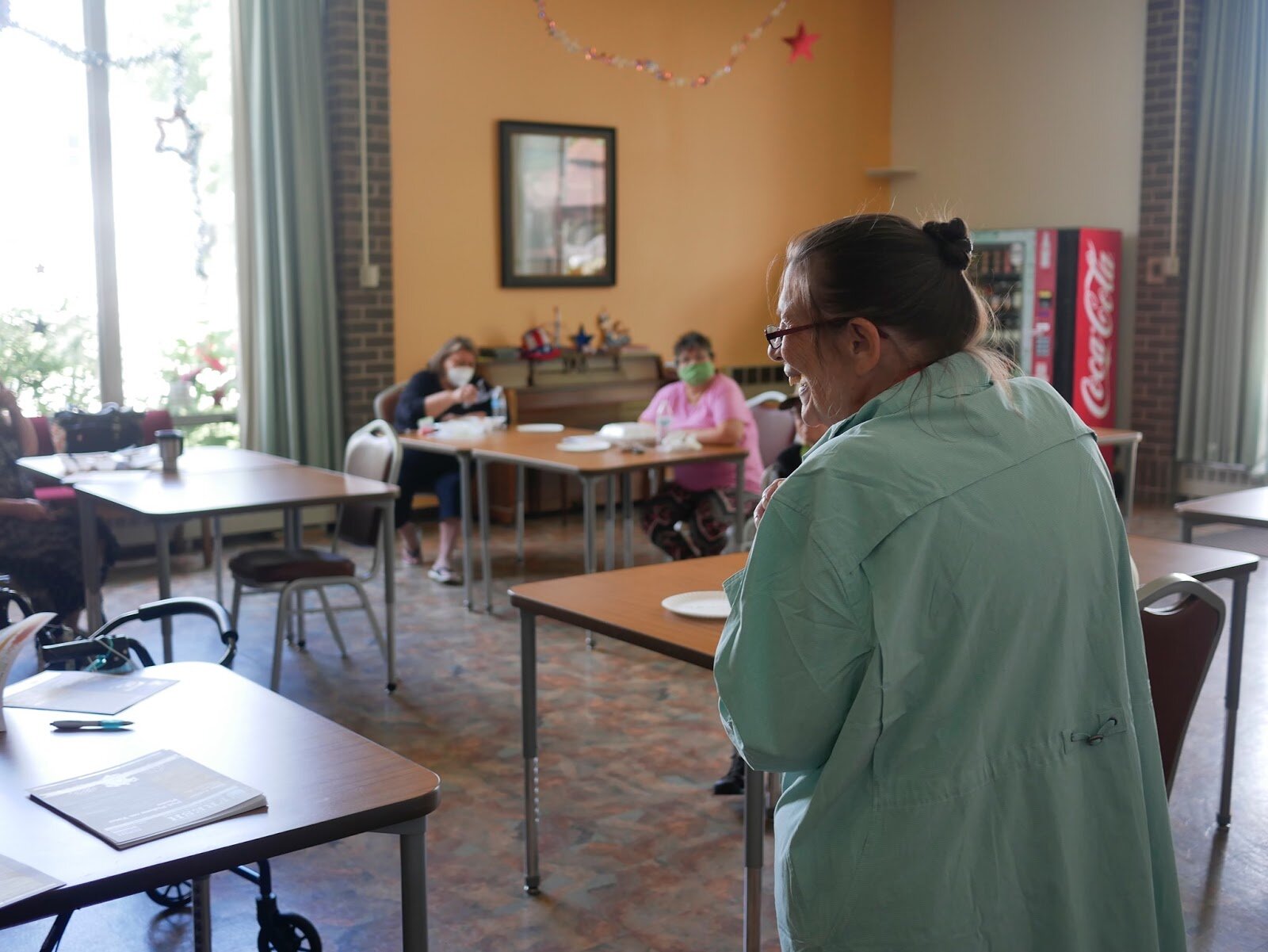 SR2H member Cindy Kendall brings in a home-cooked meal to supplement her discussions on nutrition for her Fresh Conversations class with residents in the Jefferson Towers in Muskegon, Michigan. 