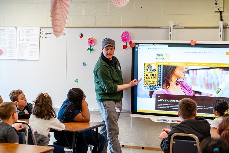 Jake Williams, Gleaners program services manager, teaches a Best Food Forward class on whole grains at Pearl Lean Elementary in Warren.