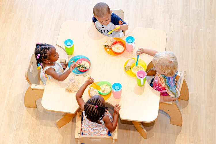 Children enjoy a fresh and nutritious meal with local produce, inspired by culinary professionals.