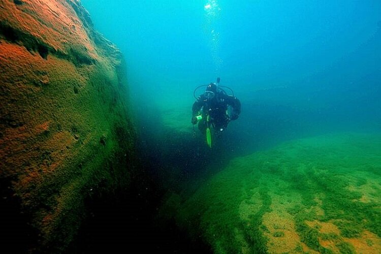 A NOF diver surveys the Great Lakes. (NOF)